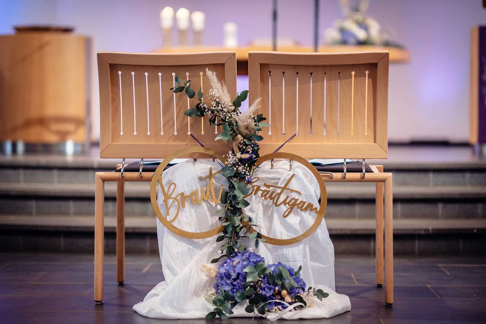 Brautpaar Stühle in der Kirche