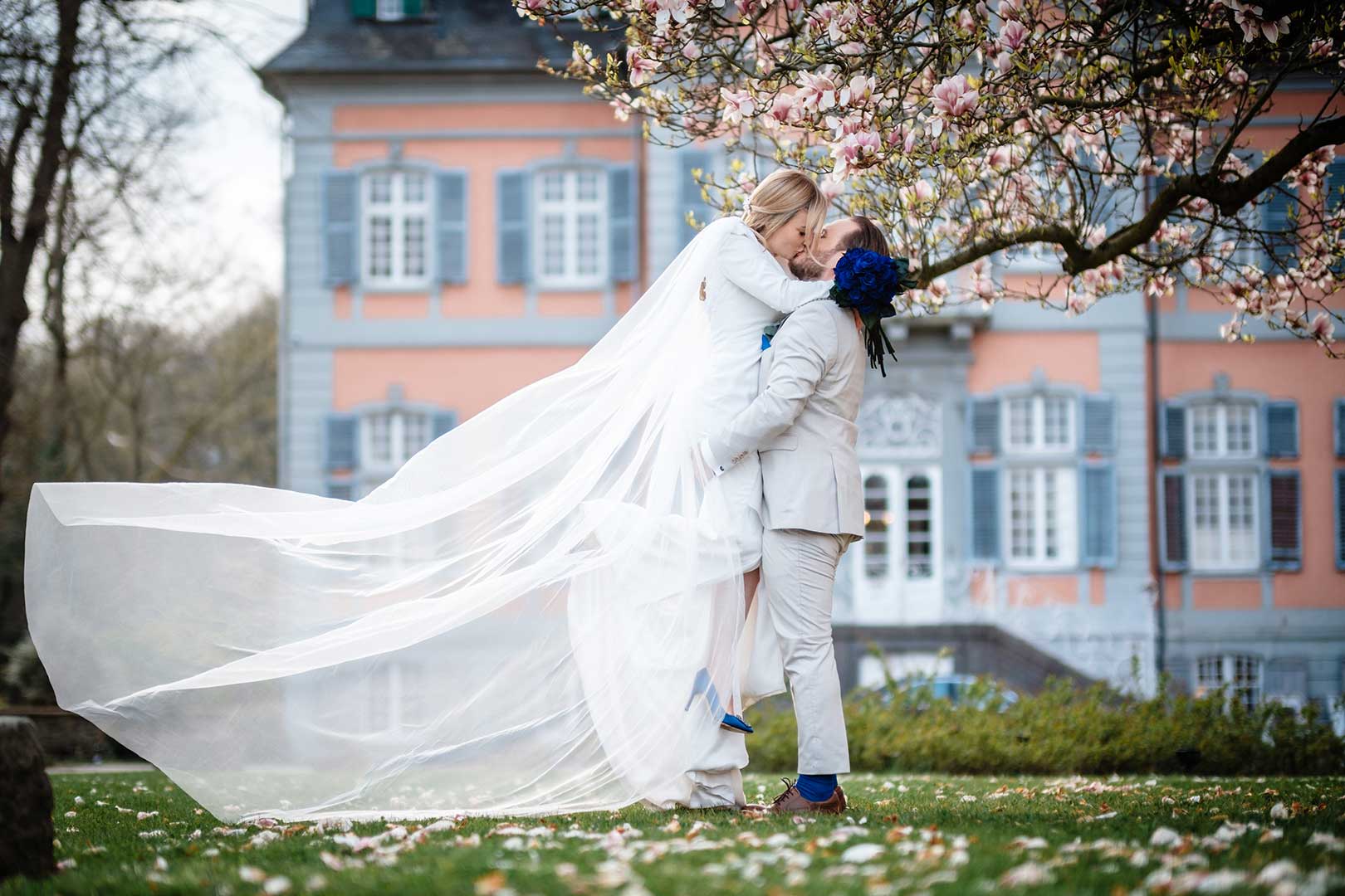 Brautpaar Fotoshooting vor Schloss Arff