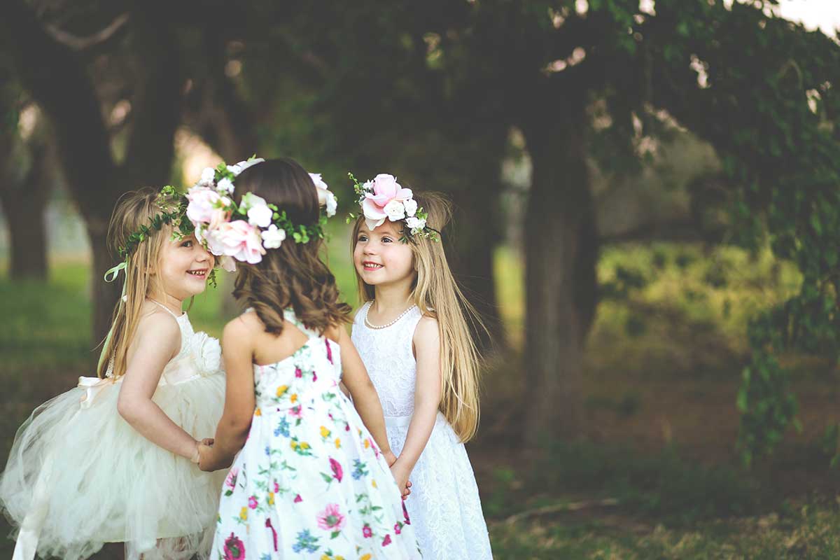 Mädchen als Blumenkinder bei der Hochzeit