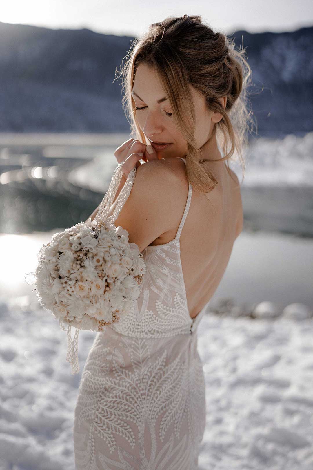 Braut hält Blumenkugel