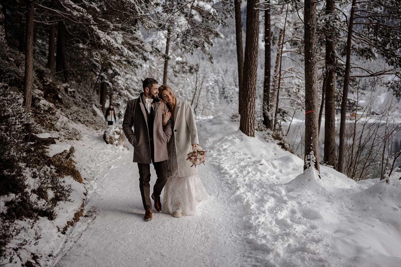 Brautpaar spaziert durch Wald