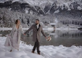 Brautpaar spaziert am Eibsee entlang