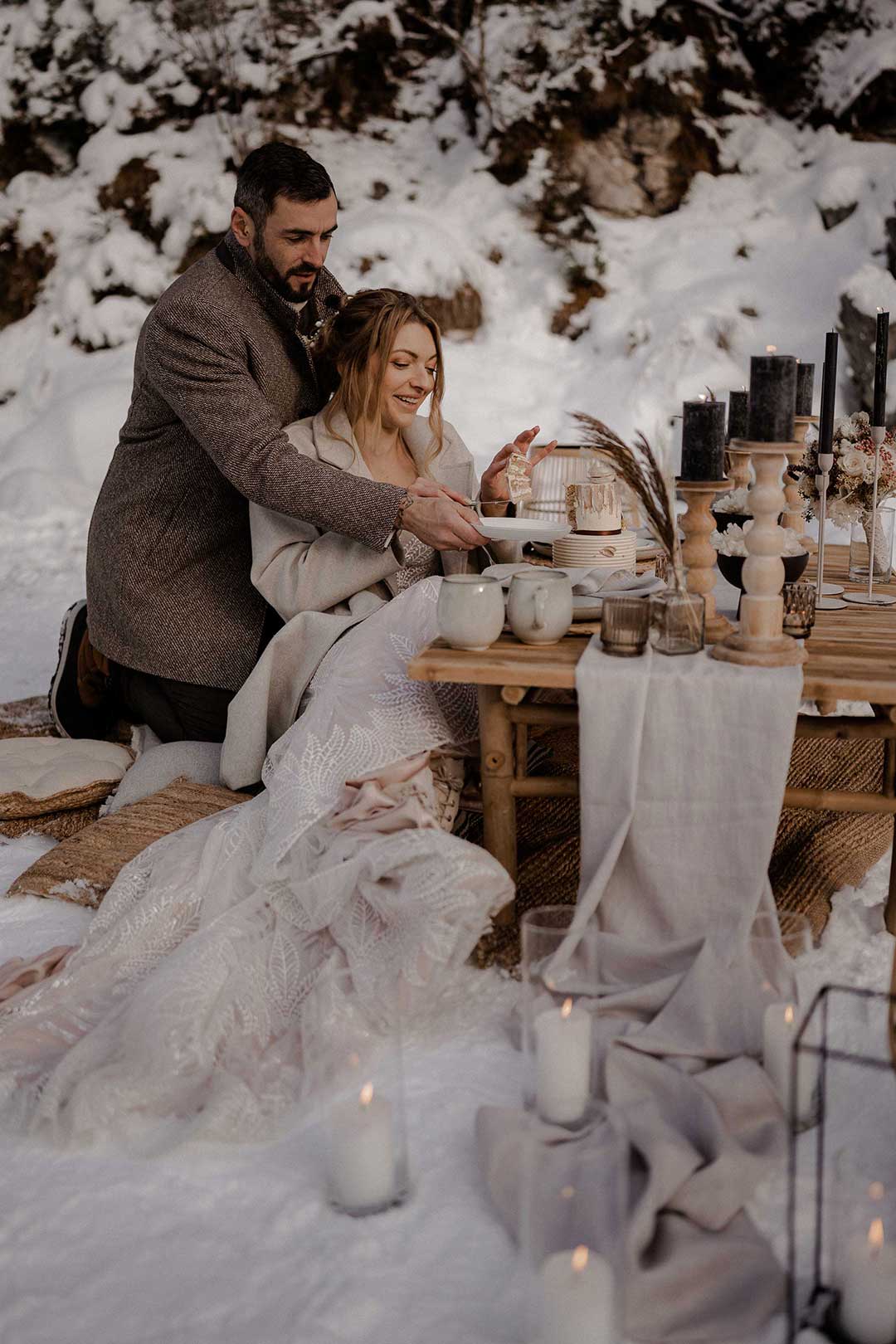 Brautpaar beim Winter-Picknick