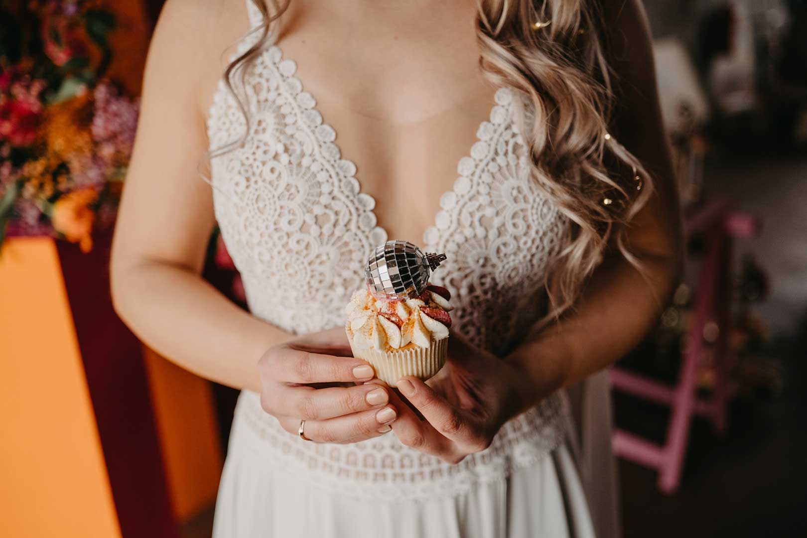 Braut hält Cupcake