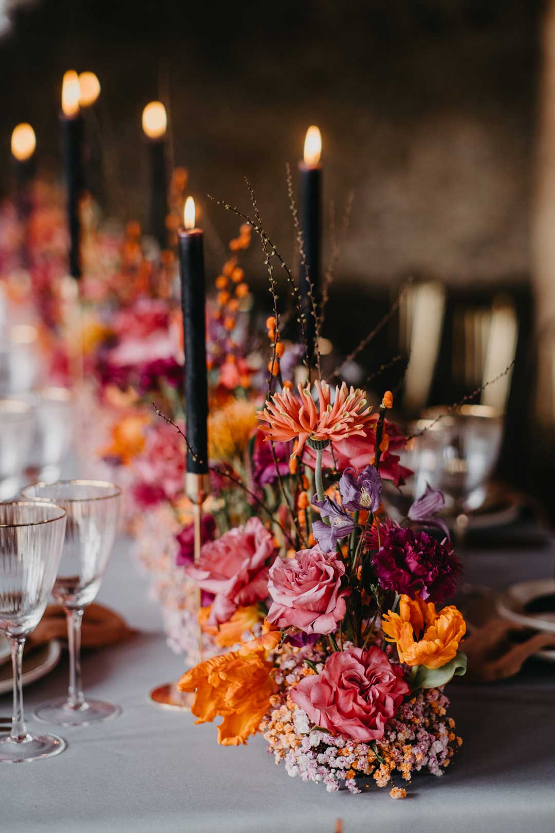 Blumen in knalligen Farben als Tischdeko bei der Hochzeit