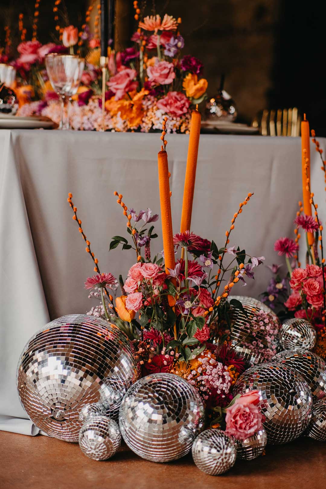 Blumen in knalligen Farben zur Dekoration bei der Hochzeit