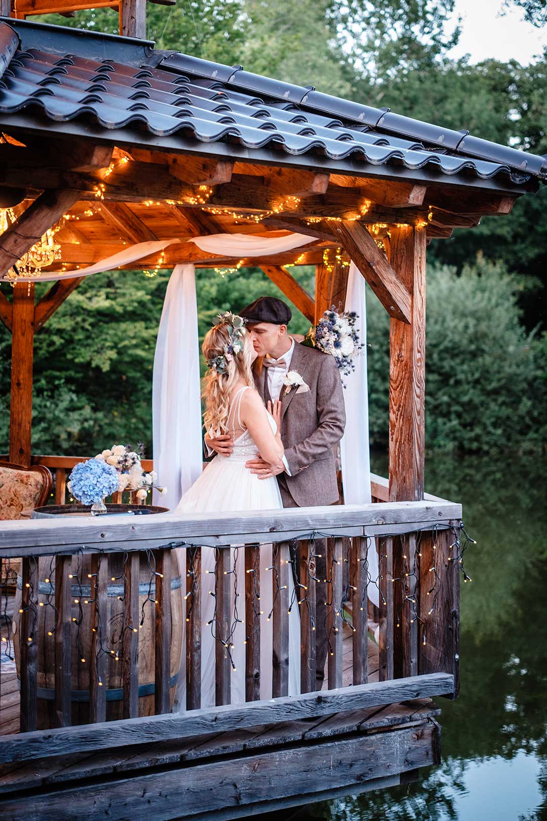 Braut und Bräutigam beim Paar-Fotoshooting