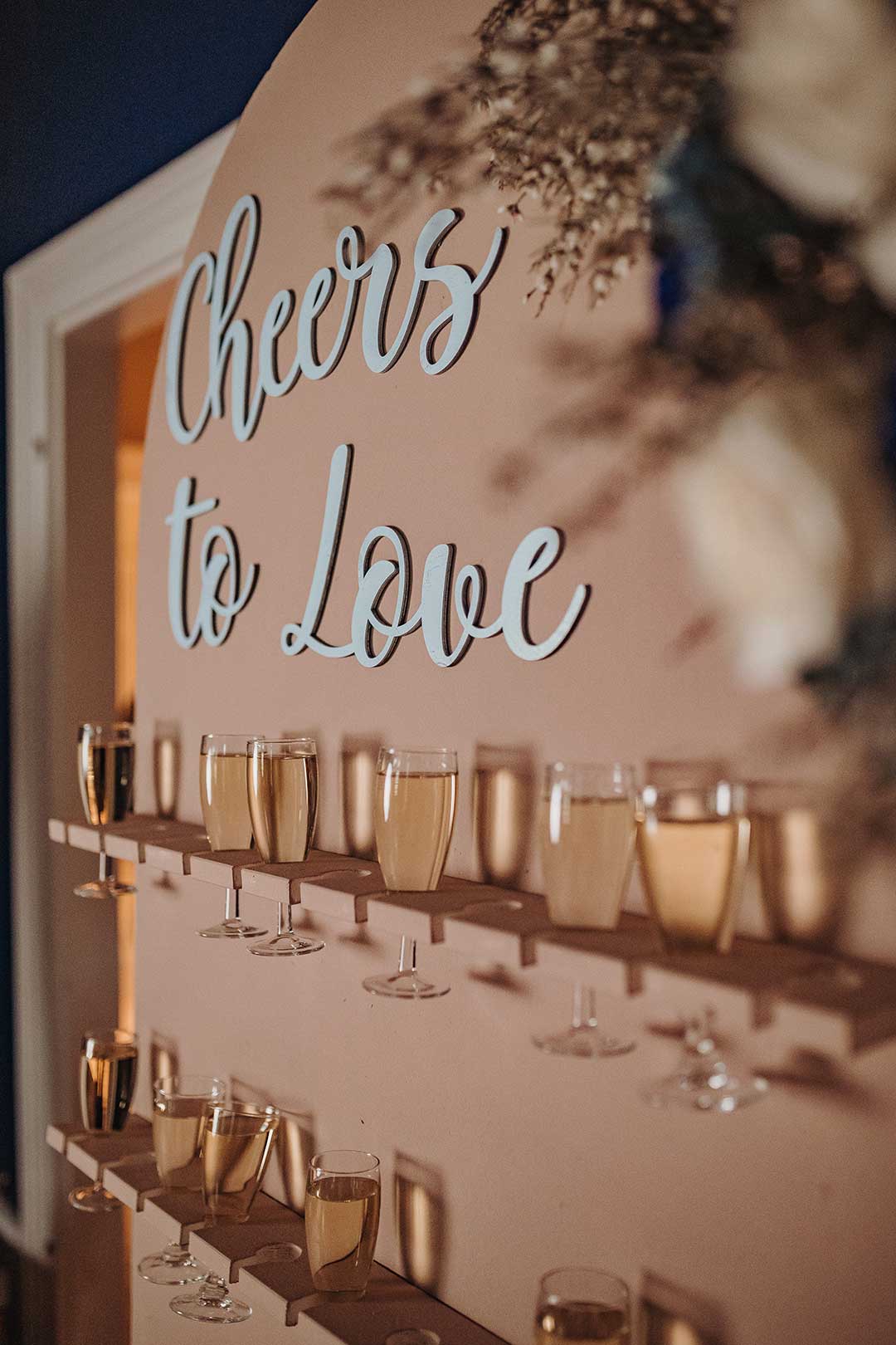 Nahaufname einer Champagner-Wall bei der Hochzeit
