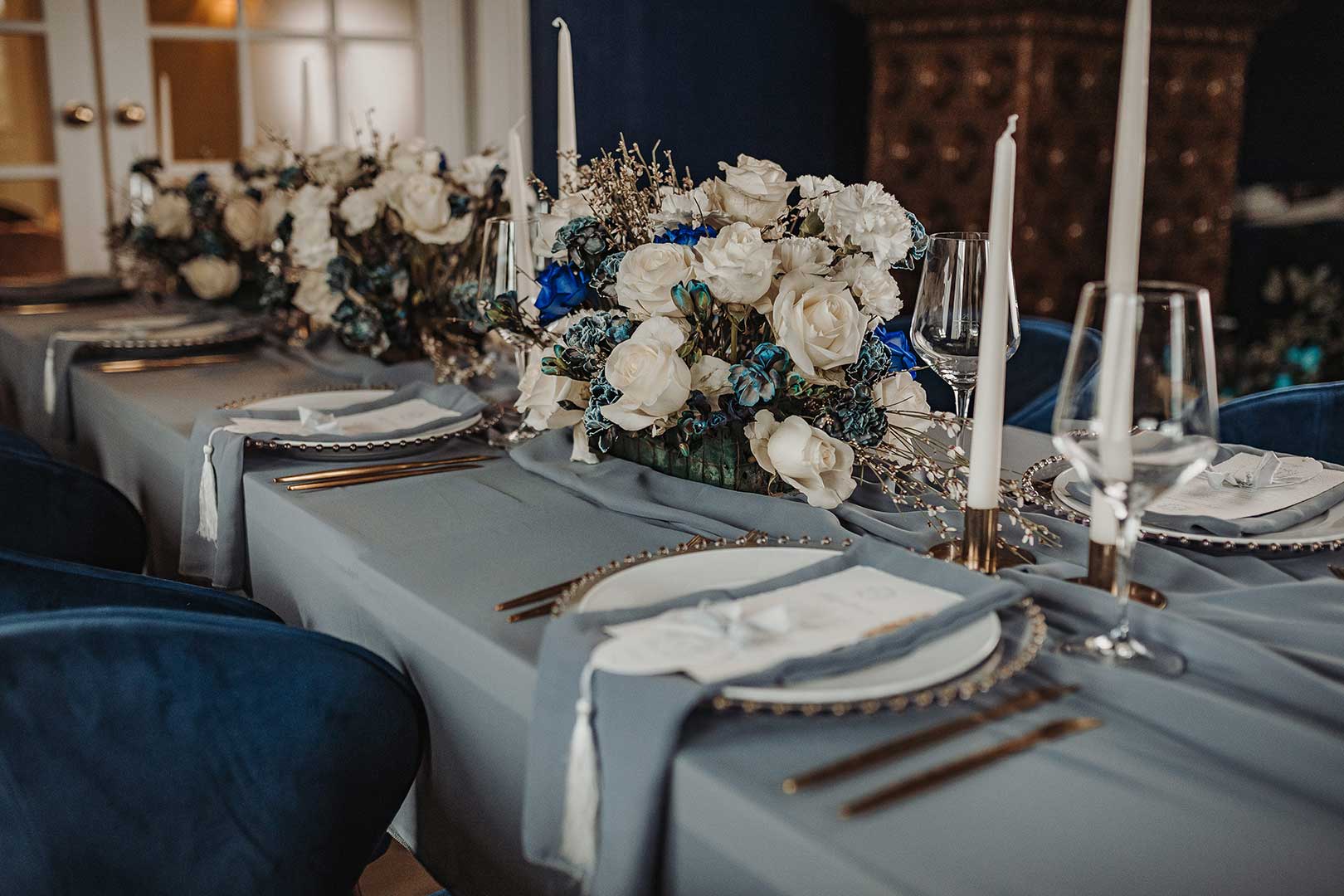 Tischdeko in Blau bei der Hochzeit