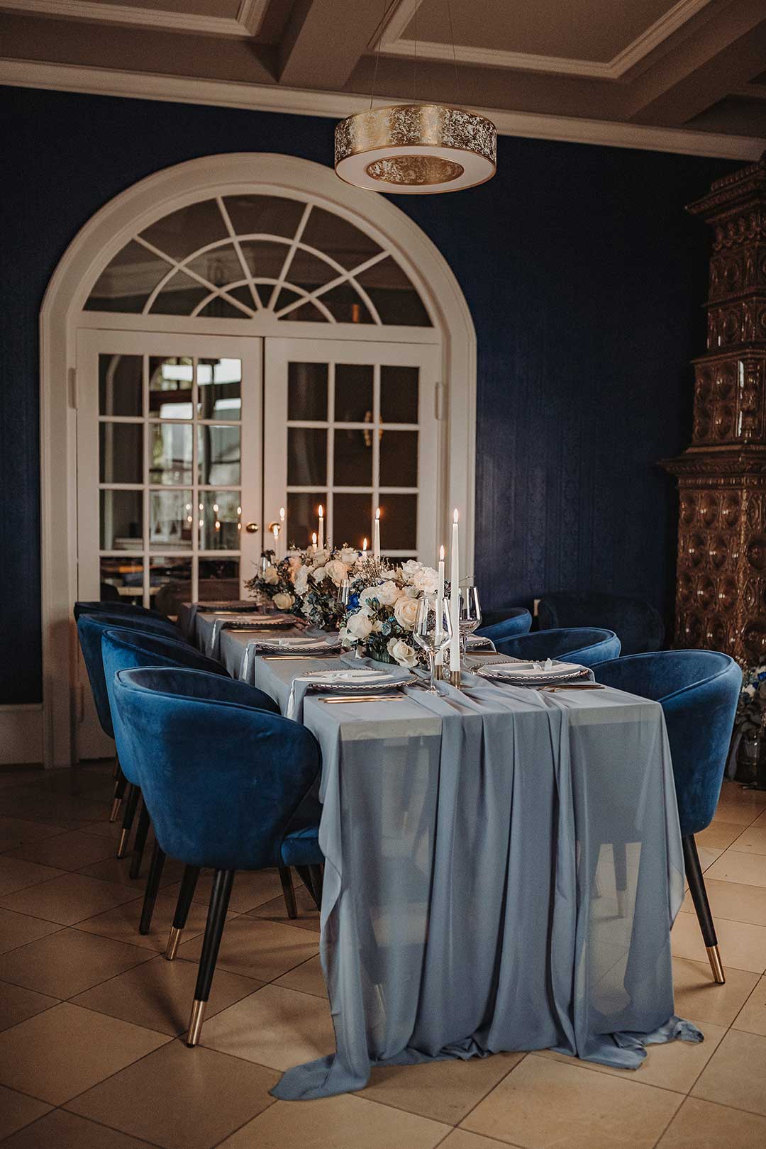 Tischdeko in Blau bei der Hochzeit