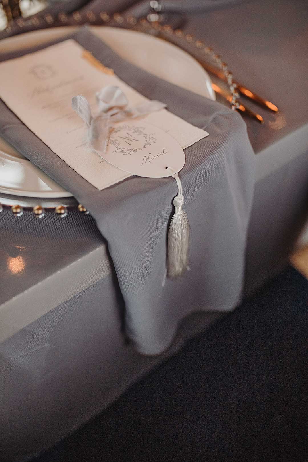 Tischdeko in Blau bei der Hochzeit