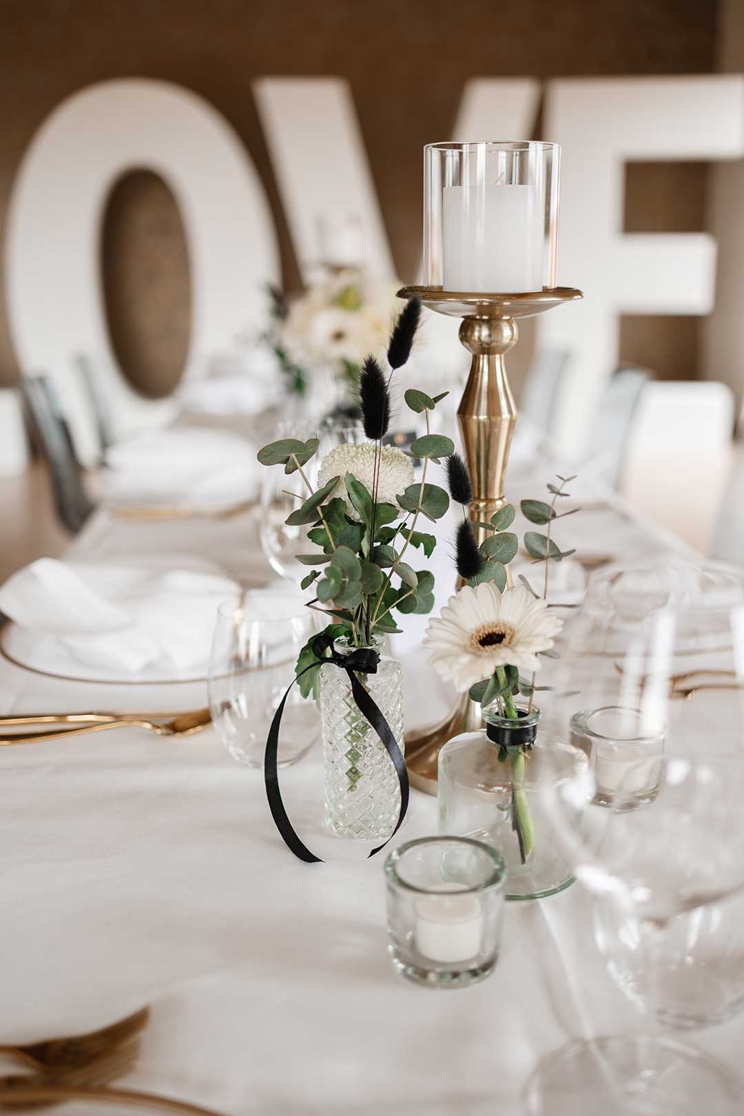 Tischdeko bei der Hochzeit in Schwarz Weiß