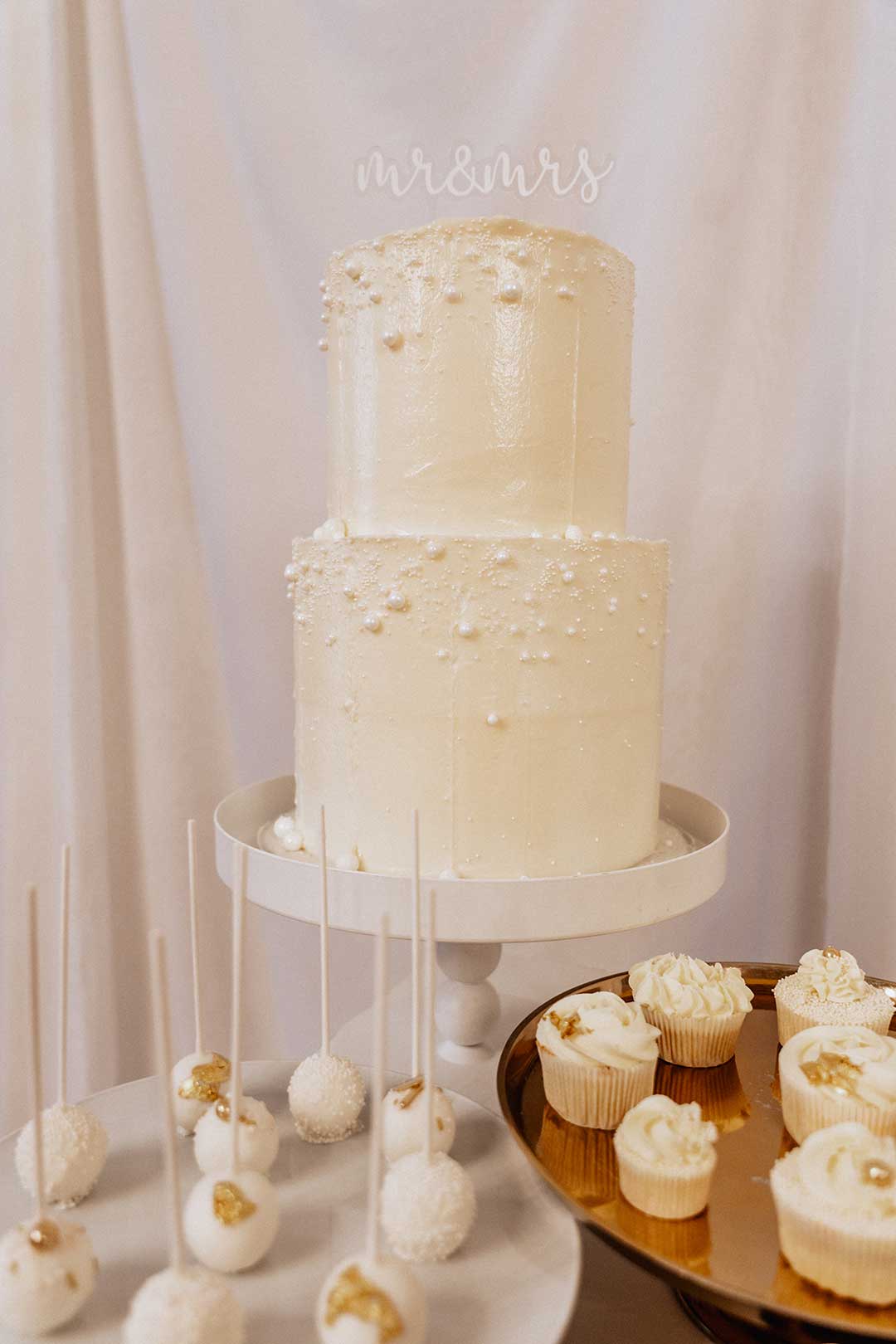 Hochzeitstorte in weiß mit Perlen verziert