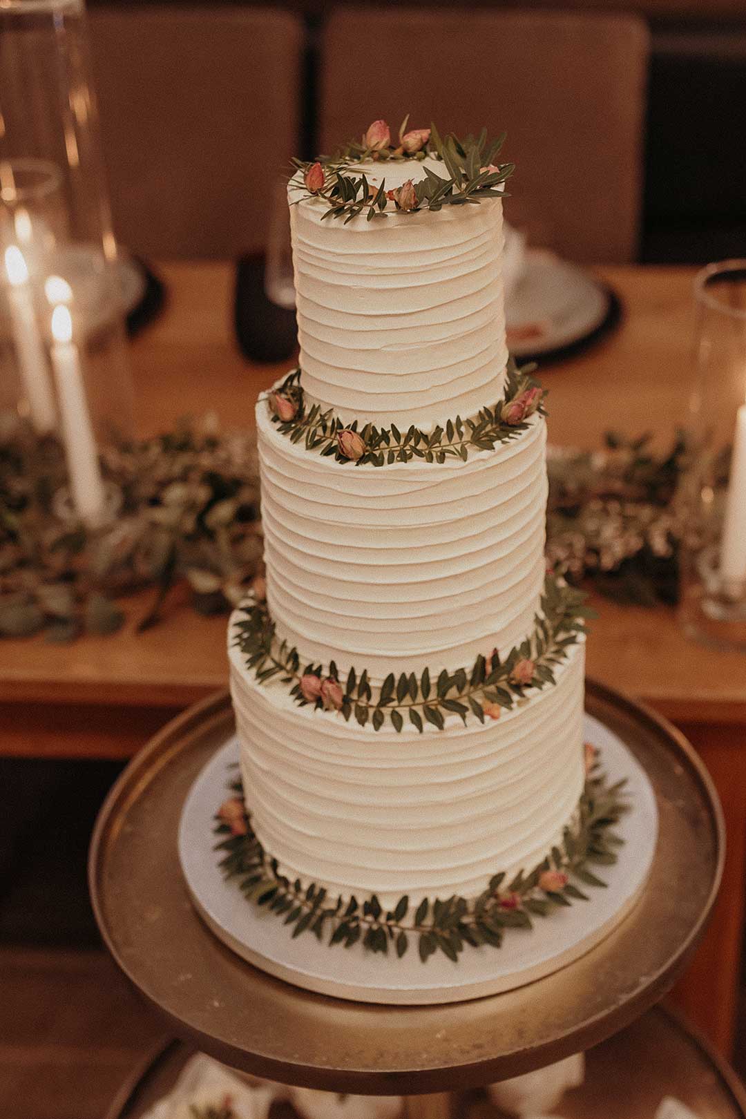 Hochzeittorte in weiß mit Rillenoptik