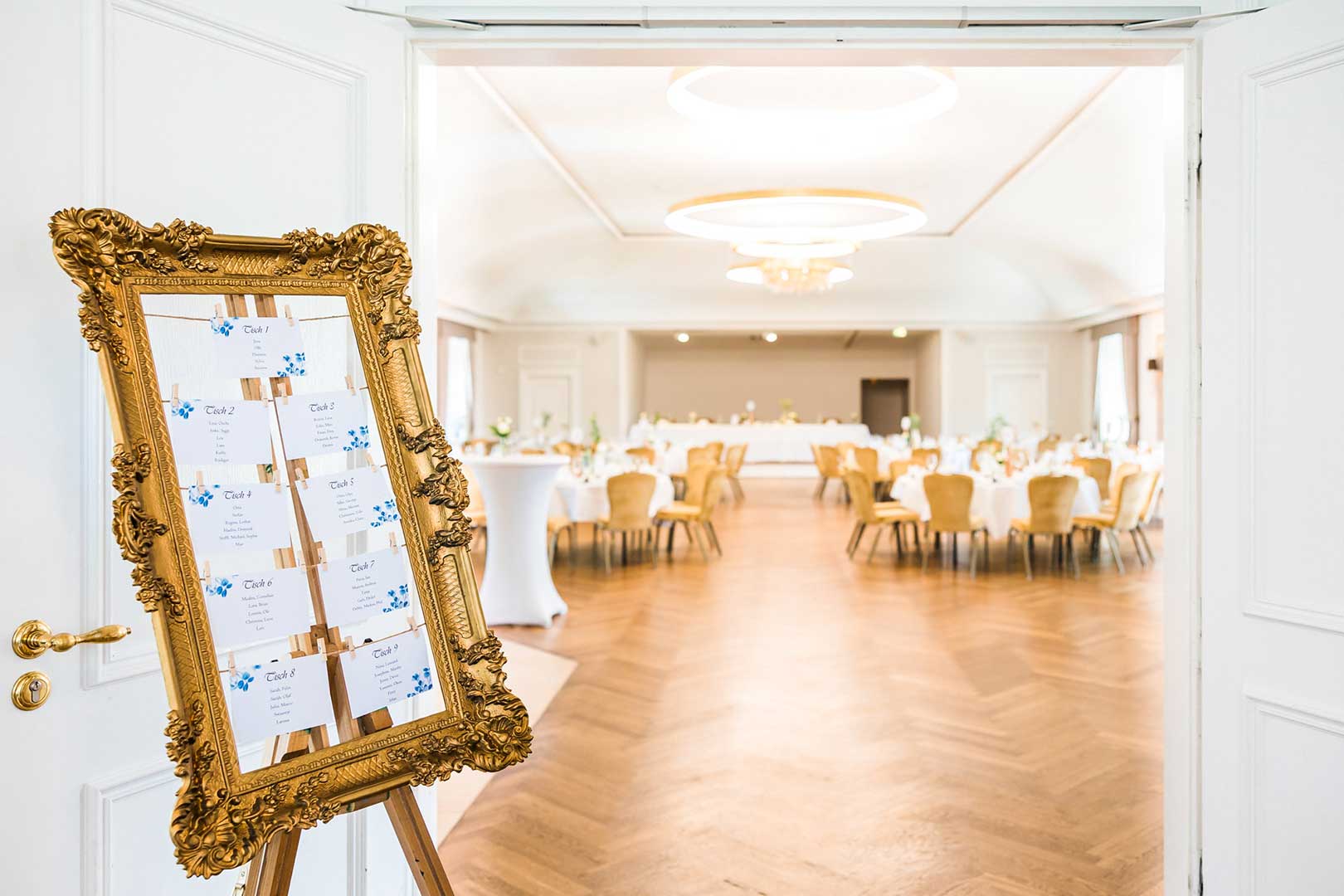 Sitzplan in einem goldenen Bilderrahmen