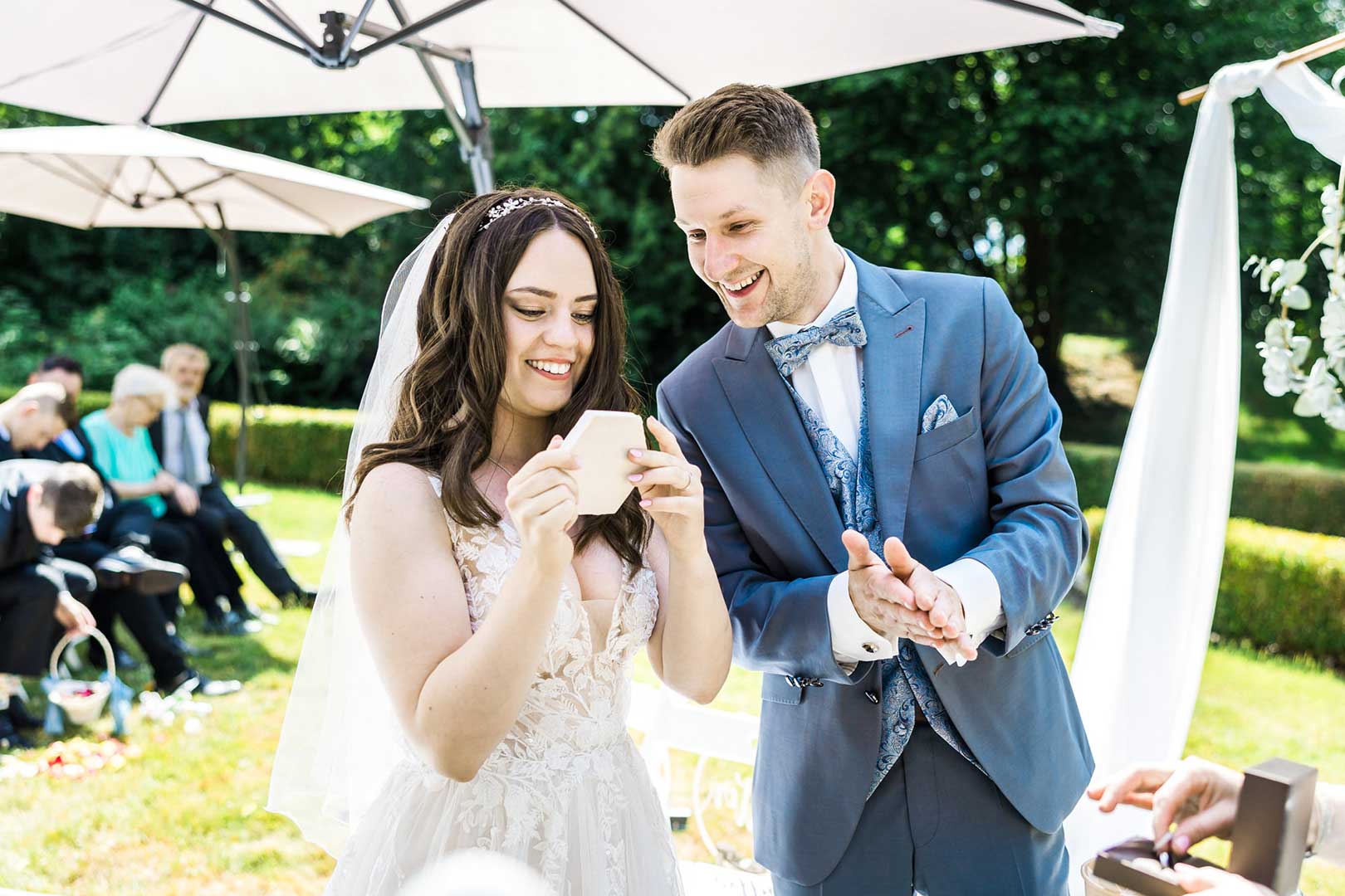 Braut hält DIY Ringschale in den Händen