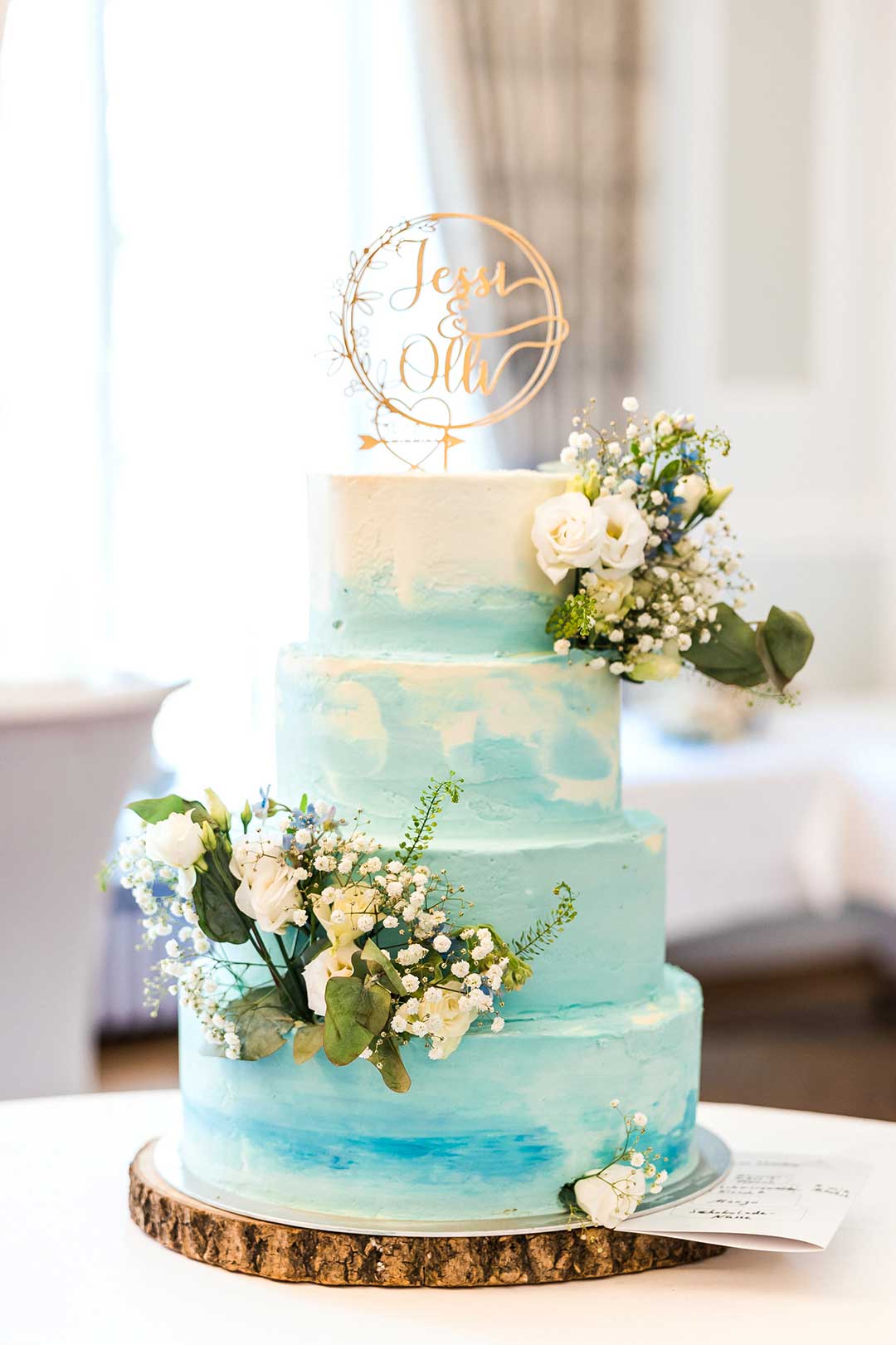Hochzeitstorte bei der Hochzeit in hellblau