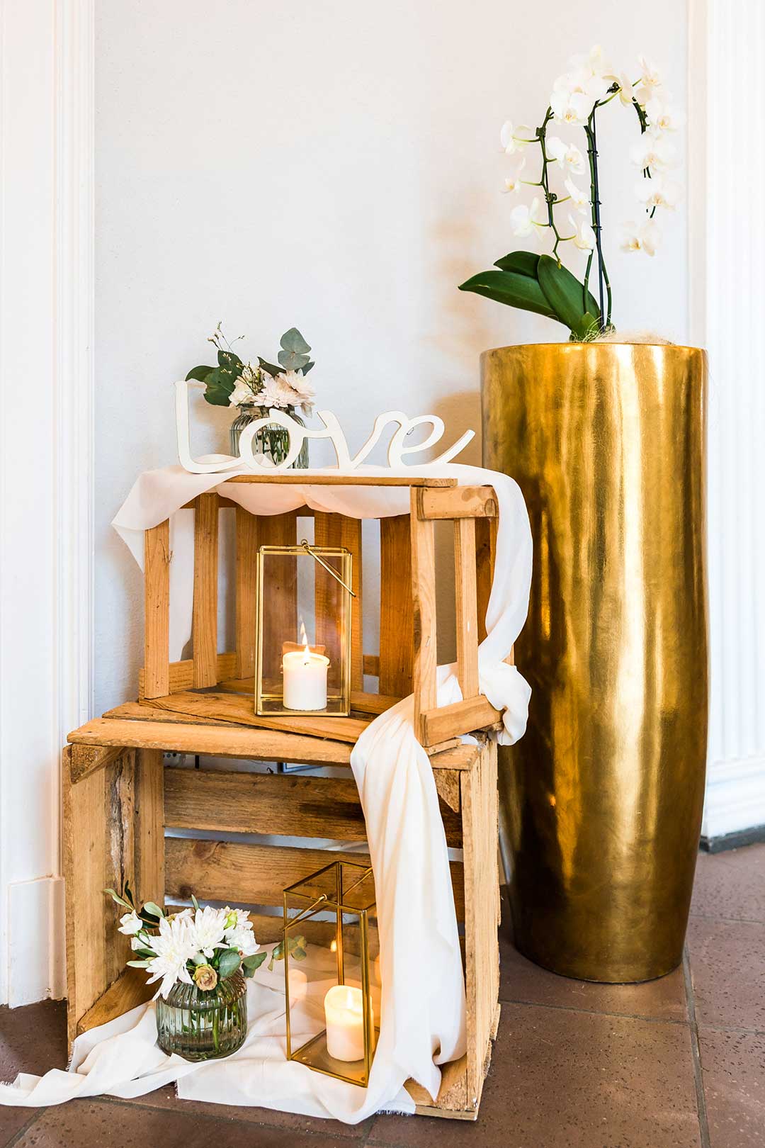 Dekoration mit Holzkisten bei der Hochzeit