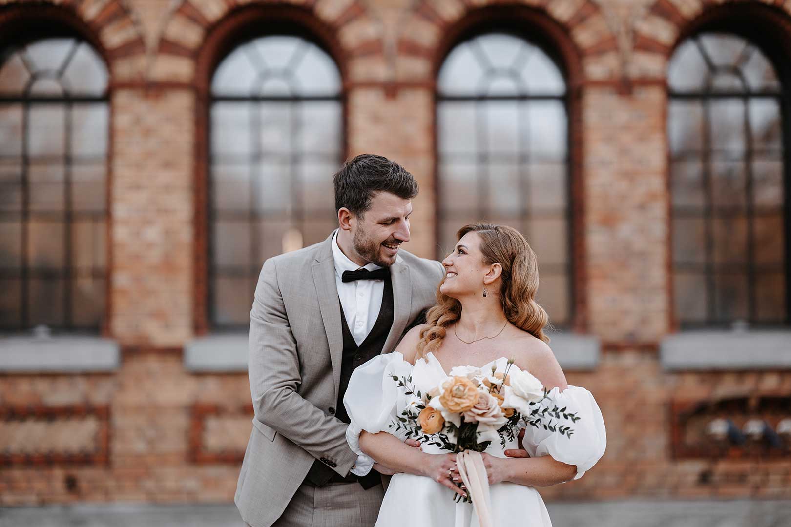 Braut und Bräutigam beim Paar-Fotoshooting