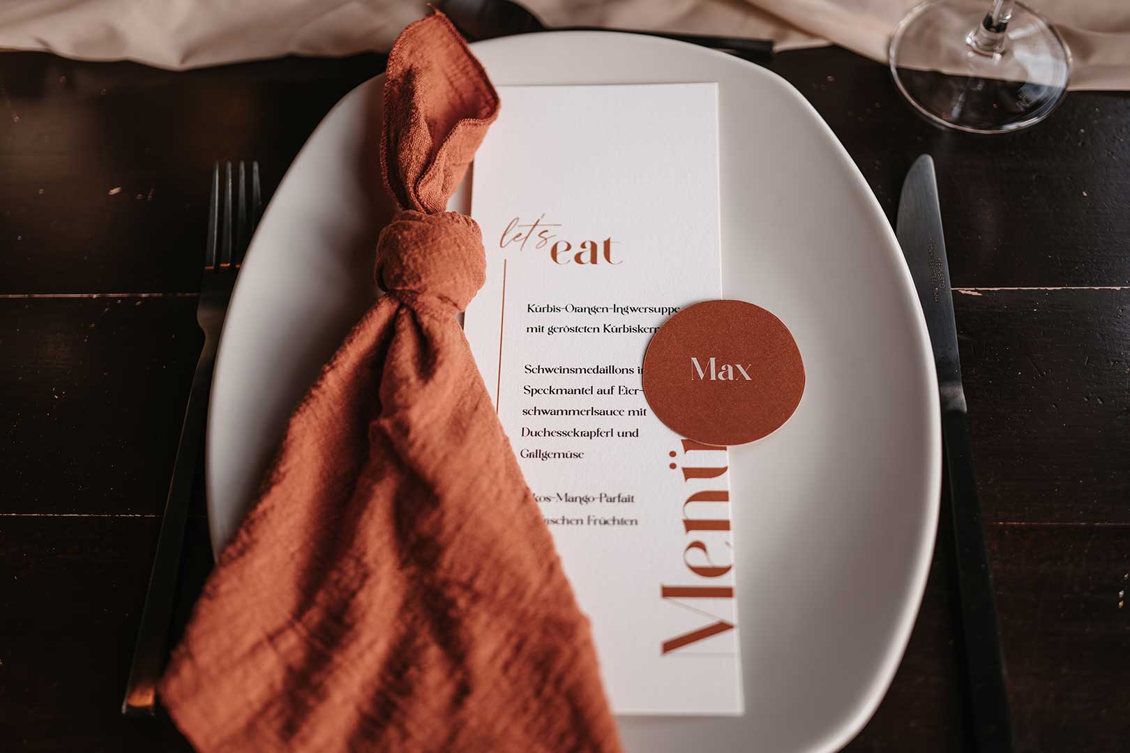 Menükarte bei der Eingedeckter Tisch bei der Kupfer Hochzeit
