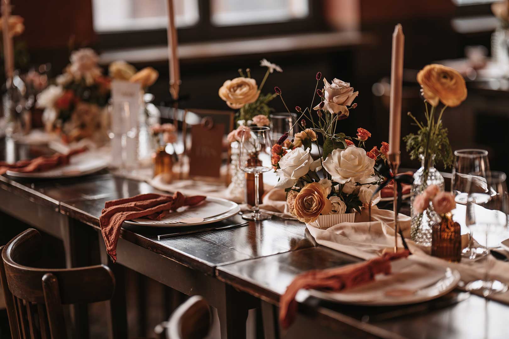 Eingedeckter Tisch bei der Kupfer Hochzeit