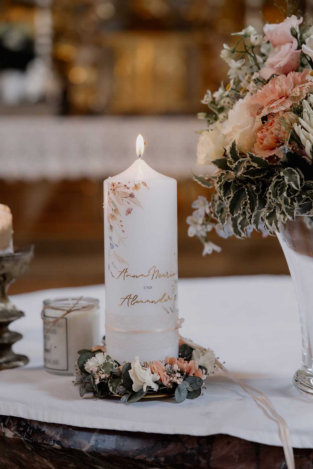 Brennende Hochzeitskerze in der Kirche